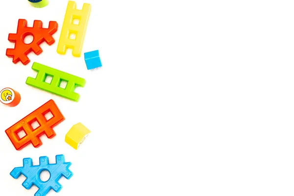 Kopya alanı olan renkli teneke oyuncaklar. Çocuk gelişimi kavramı.