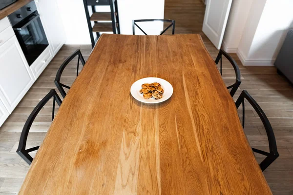 Boş Bir Yemek Masasında Yalnız Beyaz Bir Tabak Kurabiyeler Mutfakta — Stok fotoğraf