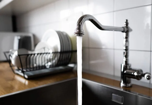 Water Flowing Out Kitchen Stainless Steel Tap Sink Wasting Water — Stock Photo, Image