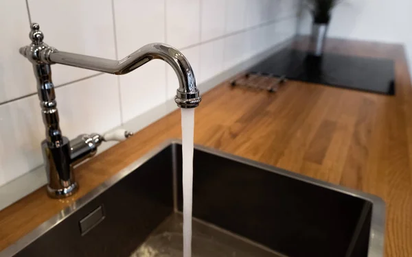 Трата Воды Оставляя Хромированный Кран Открытым Вода Вытекающая Кухни Нержавеющей — стоковое фото