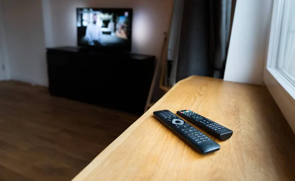 Wireless Smart Television, DVD, DVB-T2, K1, KI Plus, KII Pro, DVB-S2, Android TV Box, Set-Top Box, Uydu alıcısı, HDTV, Media Player TV arkaplanındaki tahta pencere pervazında