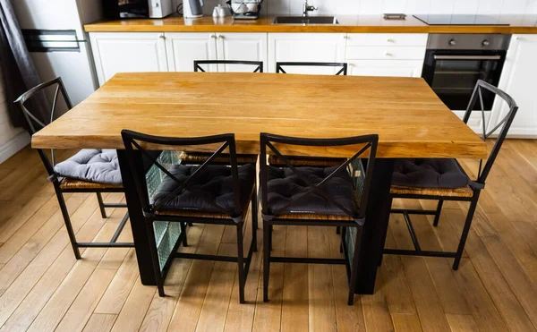 Une Grande Table Manger Bois Avec Des Blocs Verre Des — Photo