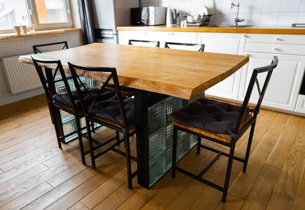 Sebuah Meja Makan Kayu Besar Dengan Blok Kaca Dan Kursi — Stok Foto