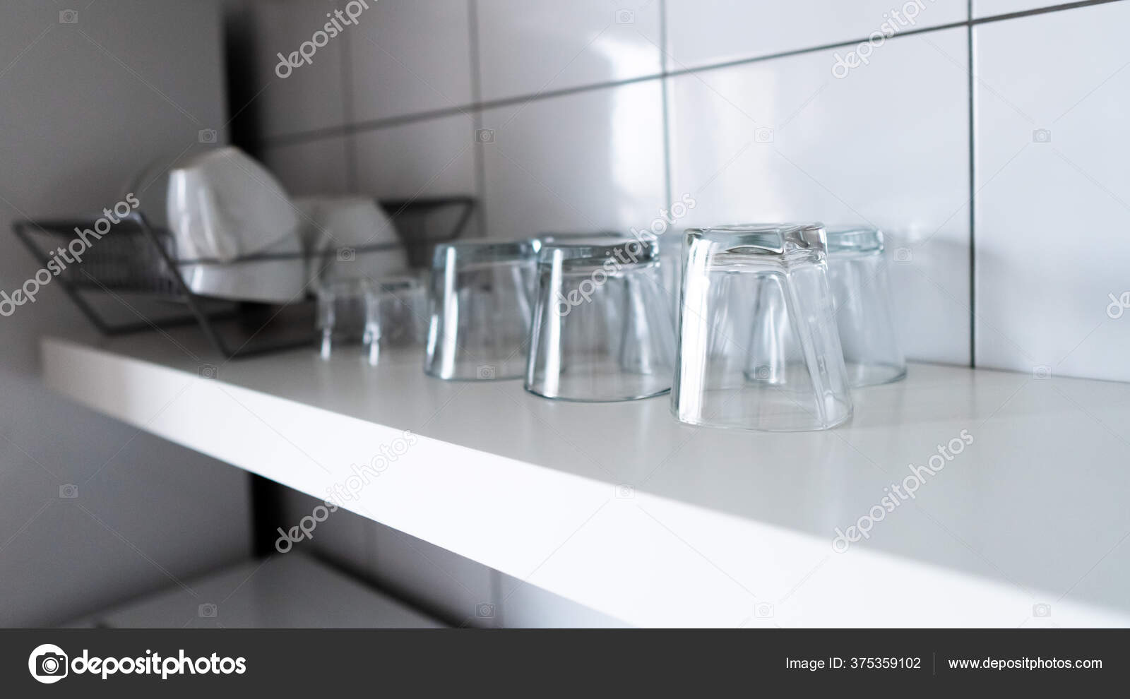 Weißes Holzregal Und Kostengünstiges Leichtes Geschirrregal Mit