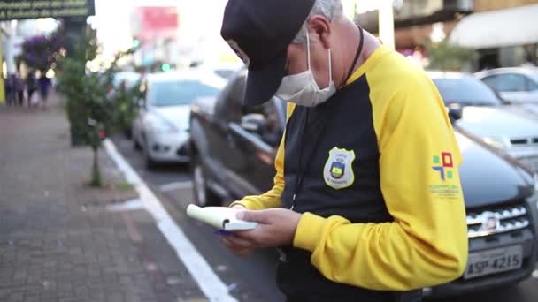 Apucarana / Parana / Brazil - 09. května 2020 - Dopravní prostředek s ochrannou maskou upozorňuje vůz, který překročil povolenou parkovací dobu.