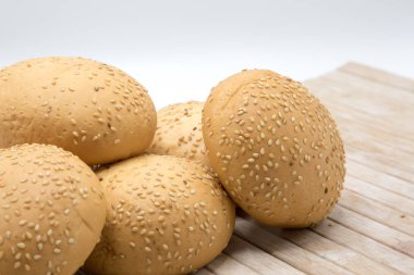 Beyaz arkaplanda izole edilmiş ekmek yığını