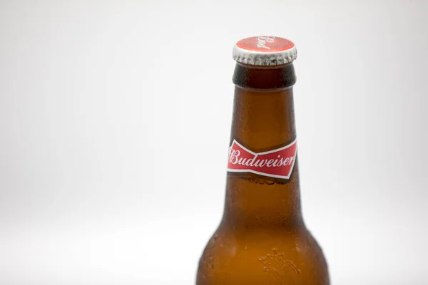 白に隔離されたキャップ付きビールのボトル — ストック写真