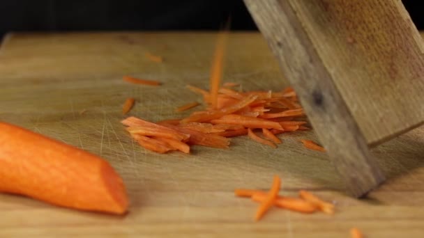 Vékonyan Aprítsa Fel Sárgarépát Egy Fából Készült Zöldségvágóval Közelről — Stock videók