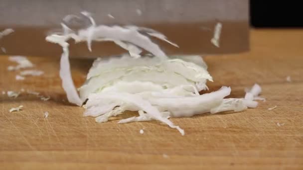 女人们用厨房的菜刀在木板上细细切大白菜 — 图库视频影像