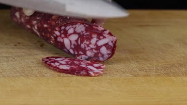 Donna Taglia Salsiccia Affumicata Cruda Con Grande Coltello Cucina Primo — Video Stock