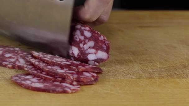 Donna Taglia Sottilmente Salsiccia Affumicata Con Una Mannaia Cucina Una — Video Stock