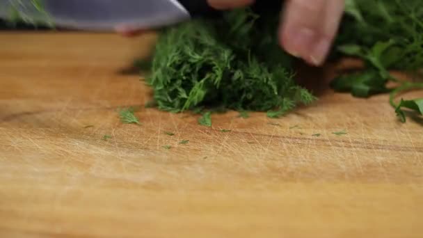 Mujer Finamente Corta Eneldo Con Cuchillo Cocina Una Tabla Madera — Vídeos de Stock