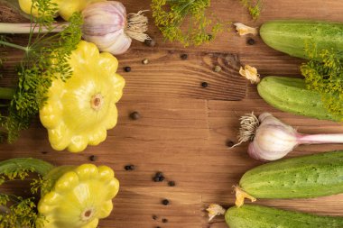 Kabak, dereotu, sarımsak solda, salatalık, sarımsak.