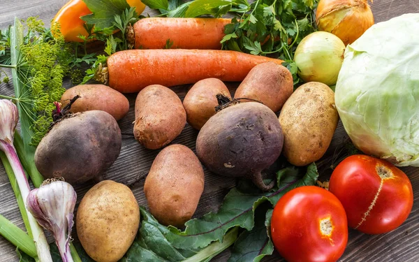 Zanahorias, patatas, remolachas, ajo, patatas, repollo, cebollas — Foto de Stock