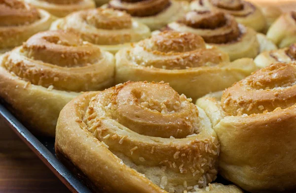 Bollos retorcidos hechos de masa de levadura con canela, azúcar de caña —  Fotos de Stock