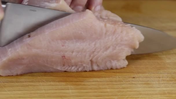 Mujer Corta Carne Pavo Con Cuchillo Cocina Grande Primer Plano — Vídeos de Stock