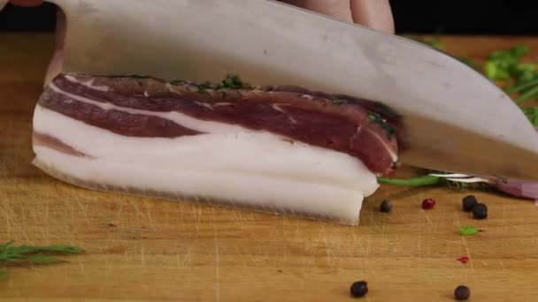 Kobieta Tnie Duży Kawałek Bekonu Warstwą Mięsa Dużym Nożem Zbliżenie — Wideo stockowe