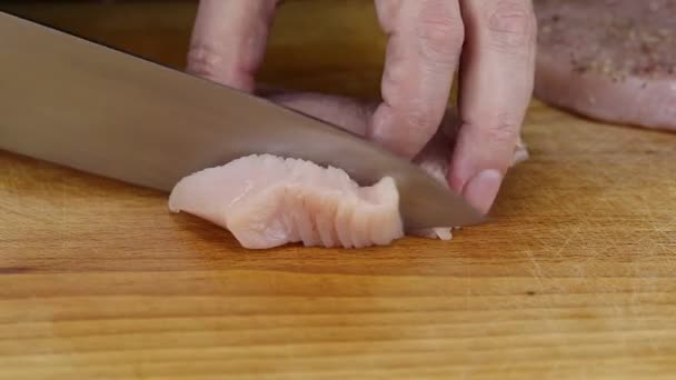 Frau Schneidet Putenfleisch Dünne Streifen Nahaufnahme — Stockvideo