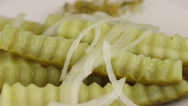 带有洋葱的漂亮切片发酵黄瓜顺时针旋转 — 图库视频影像