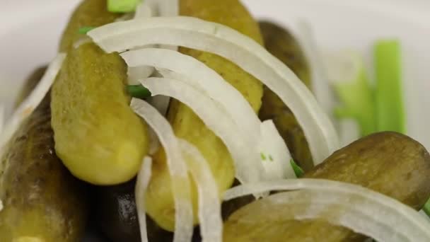 带有洋葱的发酵黄瓜顺时针旋转 — 图库视频影像