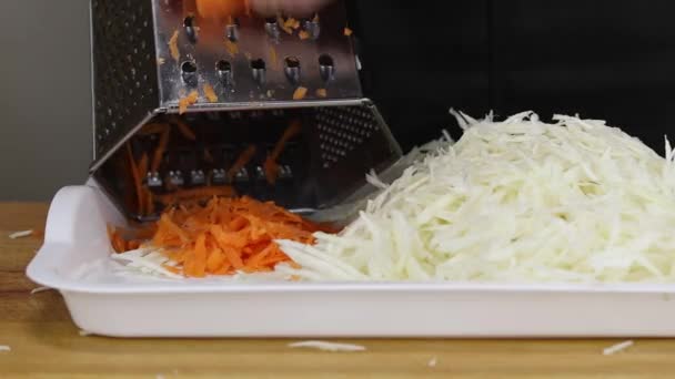 Homme Frotte Une Carotte Sur Une Grille Légumes Métalliques Pour — Video