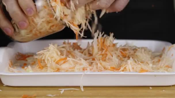Hombre Pone Zanahorias Mezcladas Repollo Frasco Para Seguir Salando Cerca — Vídeos de Stock