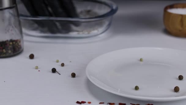 Kocken Blötlägger Stor Bit Fläskfett Med Salt Och Blandning Paprika — Stockvideo