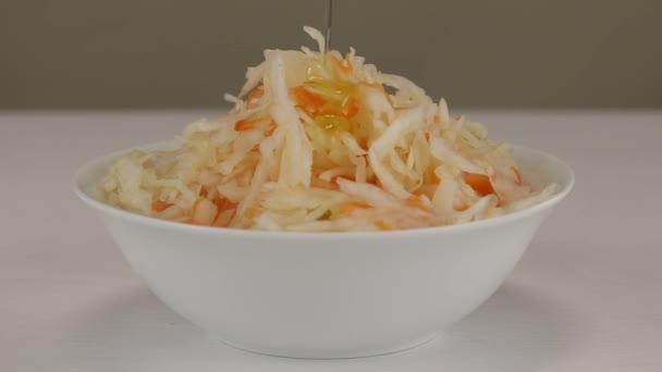 Ελαιόλαδο Προστίθεται Ένα Λευκό Μπολ Ζυμωμένο Λάχανο Και Καρότα Κοντινό — Αρχείο Βίντεο