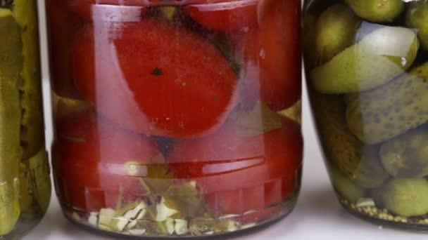 Ζυμωμένα Αγγούρια Και Ντομάτες Γυάλινα Βάζα Κοντά — Αρχείο Βίντεο