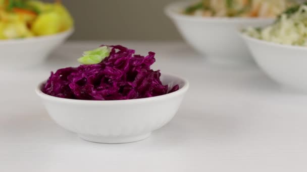 Cebollas Verdes Picadas Añaden Tazón Blanco Con Col Roja Fermentada — Vídeo de stock