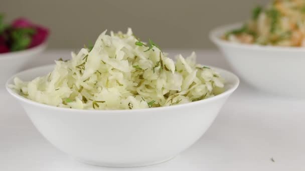 Verduras Frescas São Adicionadas Uma Tigela Branca Com Repolho Fermentado — Vídeo de Stock