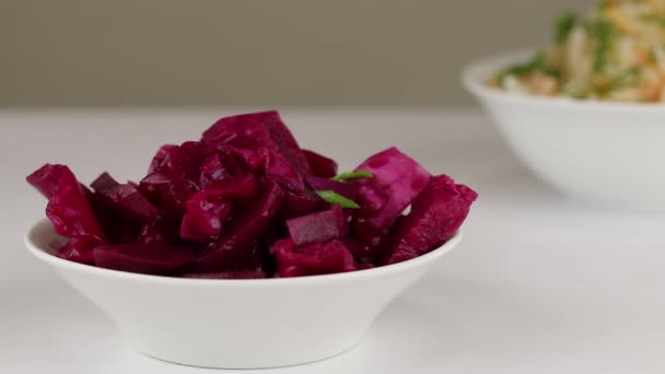 Green chopped onions are added to a white bowl with fermented cabbage and beets, close-up — Stock Footage Green Chopped Onions Added White Bowl Fermented Cabbage Beets Close Video Clip