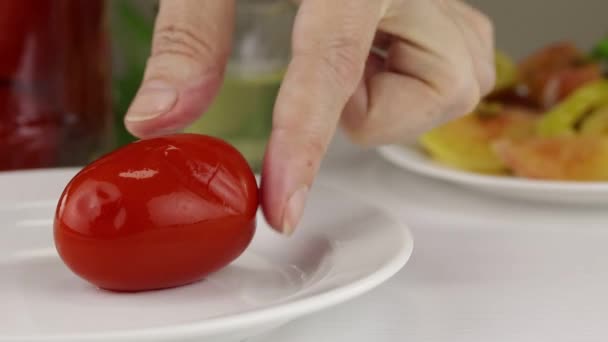 Kvinna Drar Jästa Tomater Från Burk Och Lägger Dem Vit — Stockvideo