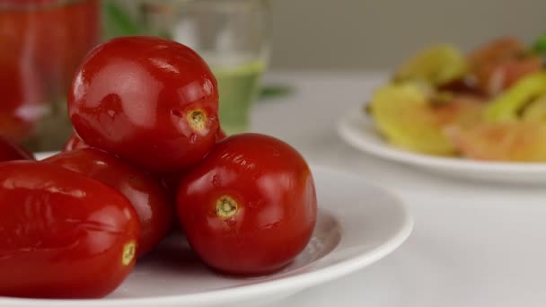 女性は発酵トマトのクローズアップと白いプレートにパセリの小枝を置きます — ストック動画