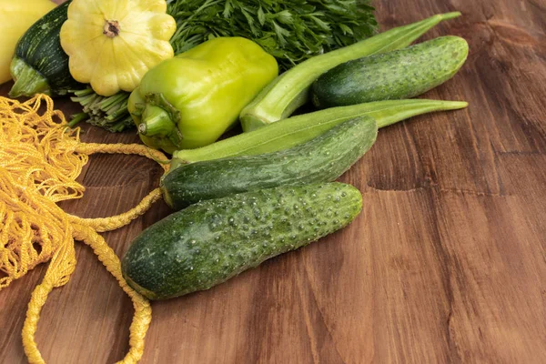 Vista lateral de verduras frescas verdes y amarillas — Foto de Stock