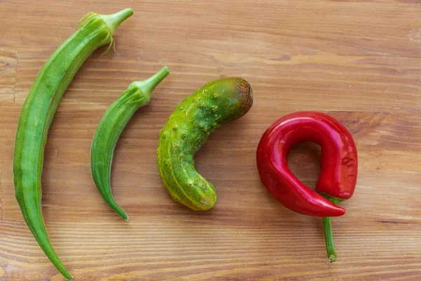 Çirkin kırmızı ve yeşil sebzeler birbiri ardına uzanır.