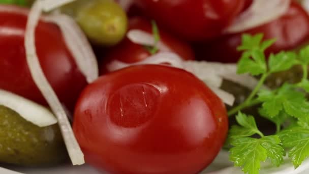 玉ねぎとパセリの発酵トマトとキュウリは時計回りに回転し クローズアップ — ストック動画