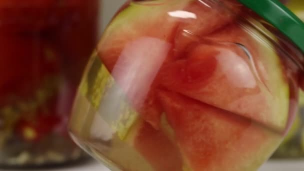 Vrouwelijke Hand Toont Een Pot Met Gehakte Gefermenteerde Watermeloenen Close — Stockvideo