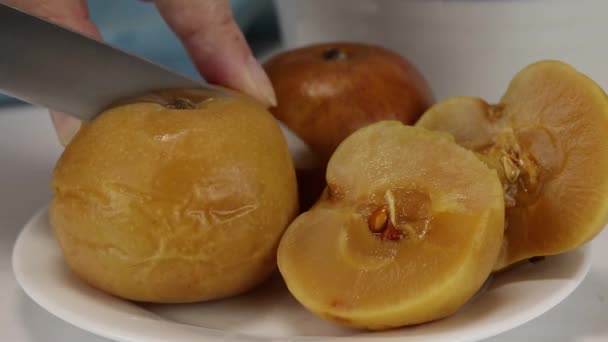 Kvinnlig Hand Skär Ett Jästa Äpplena Med Kökskniv Närbild — Stockvideo
