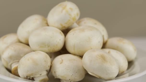 Een Stel Verse Champignons Een Witte Plaat Draait Tegen Klok — Stockvideo