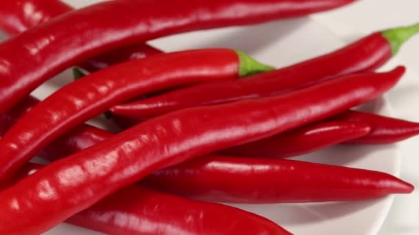 Die Kamera Bewegt Sich Einem Haufen Scharfer Paprika Entlang Seitenansicht — Stockvideo