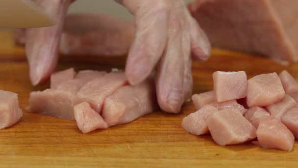 Chef Met Een Mes Snijdt Stukken Vlees Blokjes Close — Stockvideo