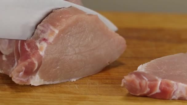 Chef Corta Pedaço Carbonato Porco Cru Com Uma Grande Faca — Vídeo de Stock