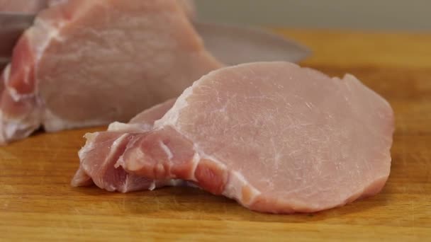 Twee Stukken Rauw Varkensvlees Liggen Voorgrond Achtergrond Snijdt Chef Een — Stockvideo