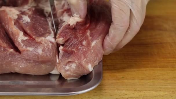 Chef Corta Pequeno Pedaço Carne Grande Pedaço Carne Close — Vídeo de Stock