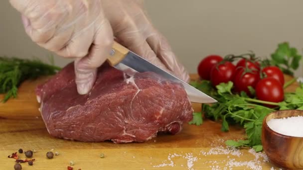 Chef Skär Rått Nötkött Kött Med Speciell Kniv Närbild — Stockvideo