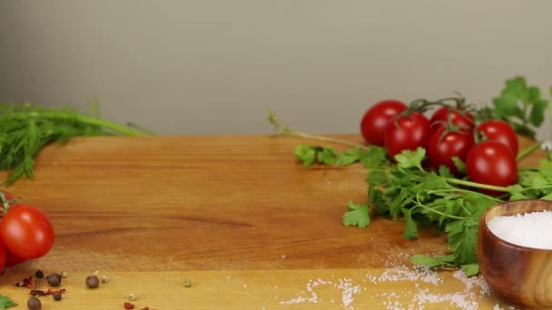 Koch Legt Ein Großes Stück Rindfleisch Auf Ein Holzbrett Nahaufnahme — Stockvideo