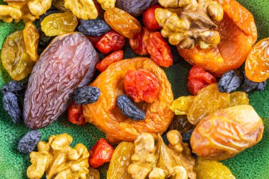 Çok renkli kurutulmuş meyve ve ceviz.