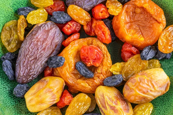 Çok renkli kurutulmuş meyveler