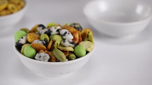 Japanische Warme Snacks Mit Erdnüssen Erbsen Und Wasabi Liegen Einer — Stockvideo